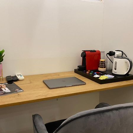 Rothschild Room Petach Tikva Екстериор снимка